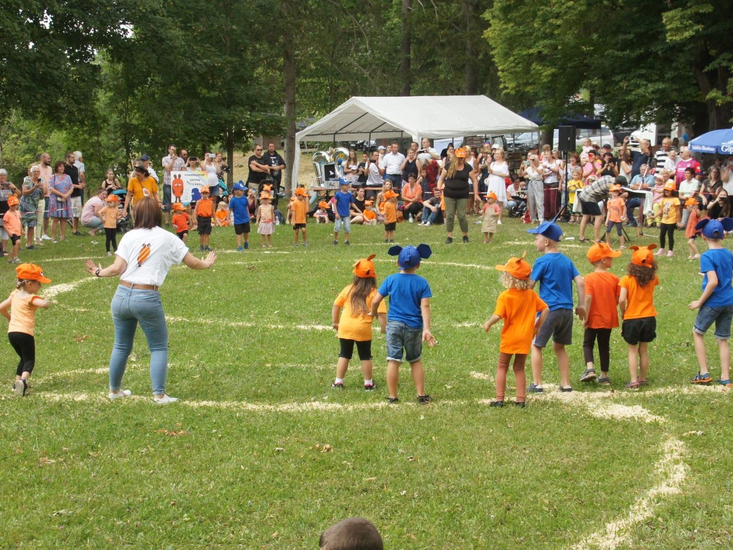 Kreisspiele beim Kinderfest