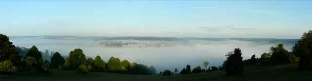 Blick von Osten auf Steinheim im Nebel